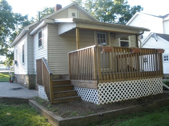 Building Photo - 453 1/2 N River St