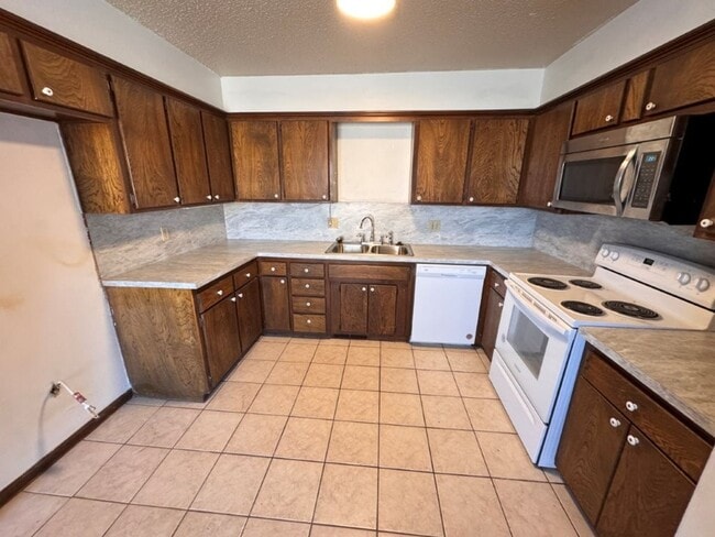 Photo - 2 bed, 1 and 1/2 baths with a 1 car garage and new countertops! cute duplex for rent near SW 89th...