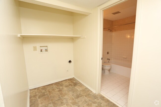 2BR, 1BA - 860 SF - Laundry