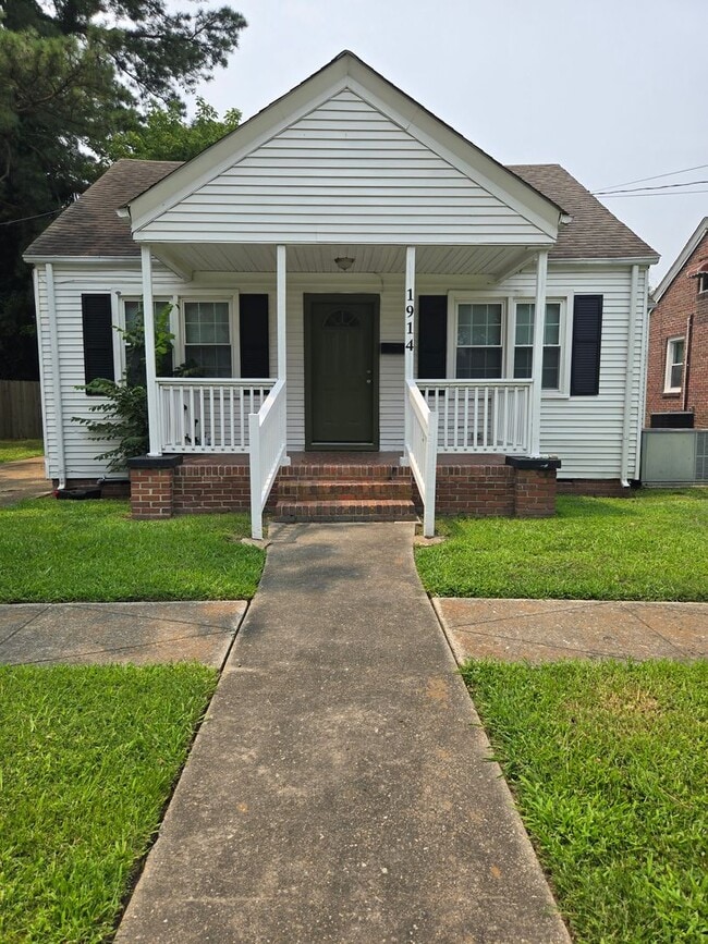 Building Photo - Lovely 3 Bedroom Home Available Now