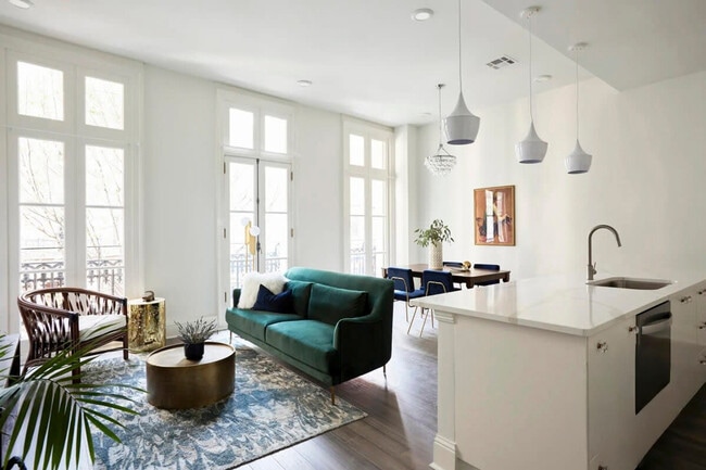 Building Photo - 301 St Charles Ave Rental