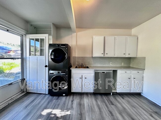 Photo - 1360-1360 Latta Rd