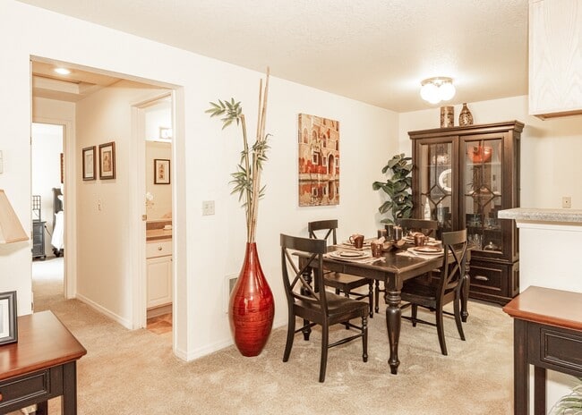 Photo - King's Court Apartments