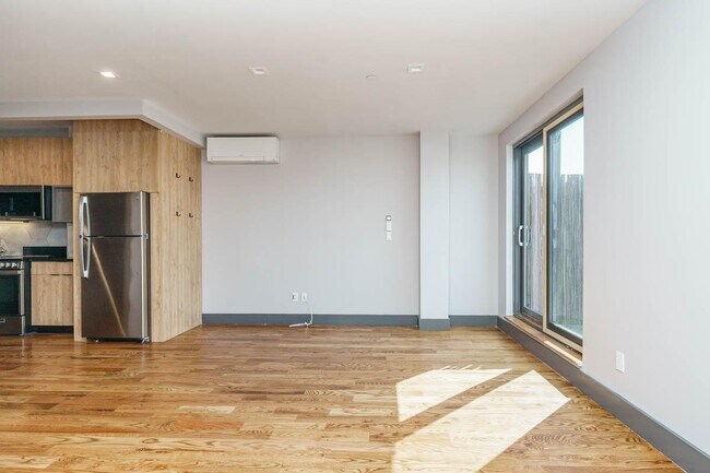 Photo - 1461 Gates Ave Unit 5F