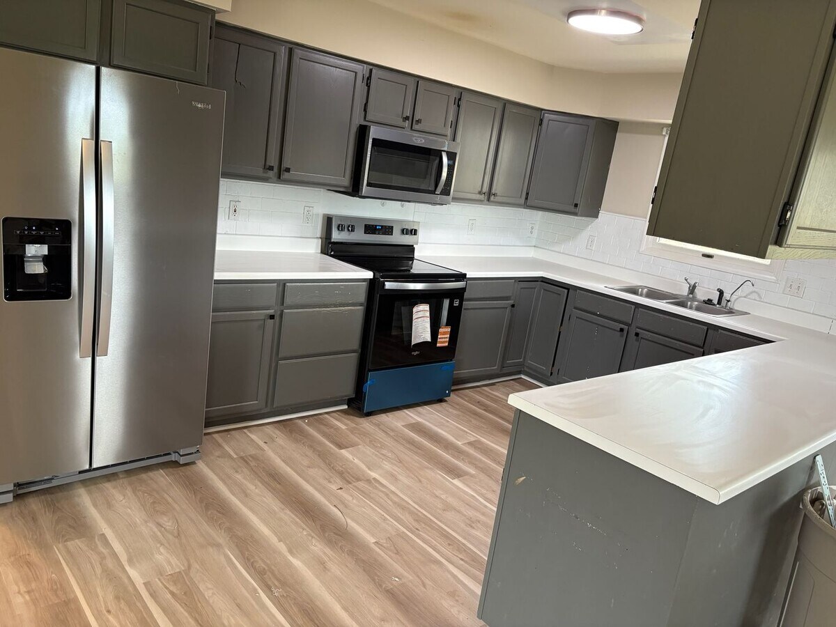3bedroom 3 bath. coming soon. - 3bedroom 3 bath. coming soon.