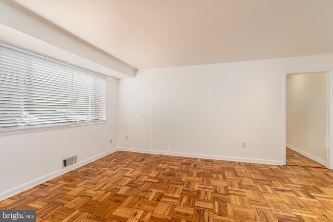 Photo - 10423 Montrose Ave Unidad 10423