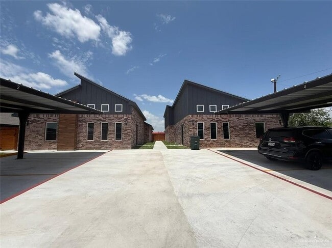 Building Photo - 9 E 8th St Unit 1