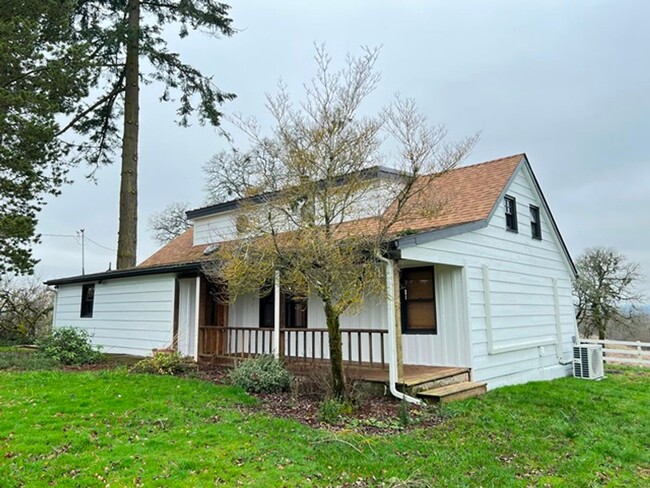 4Bd/2Ba Two Story Farmhouse - Available Soon! - 4Bd/2Ba Two Story Farmhouse - Available Soon!