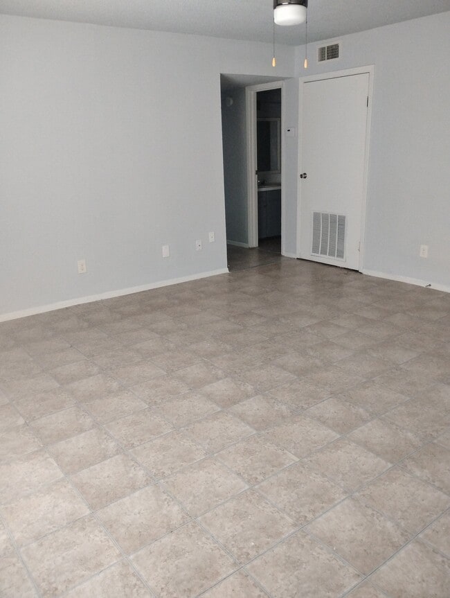 Building Photo - 1600 Tamarack Ave