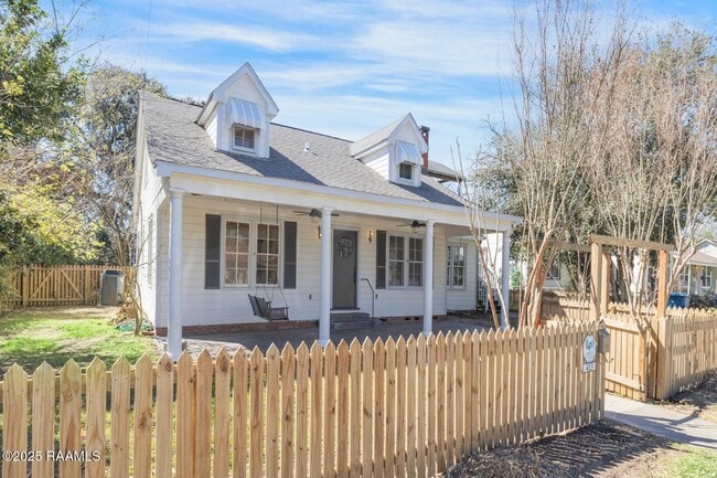 Building Photo - 413 St Louis St Rental