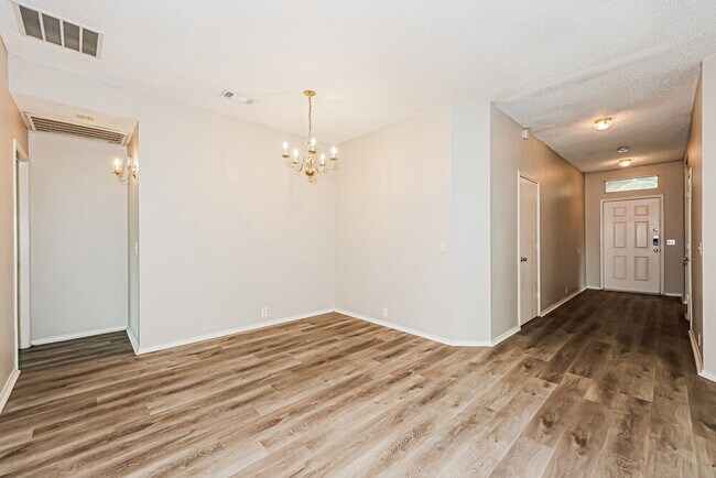 Photo - 322 Oakhurst Dr