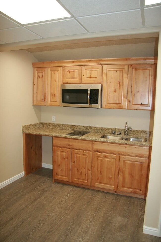 Building Photo - N101 Studio Apartment Available Now UTILIT...
