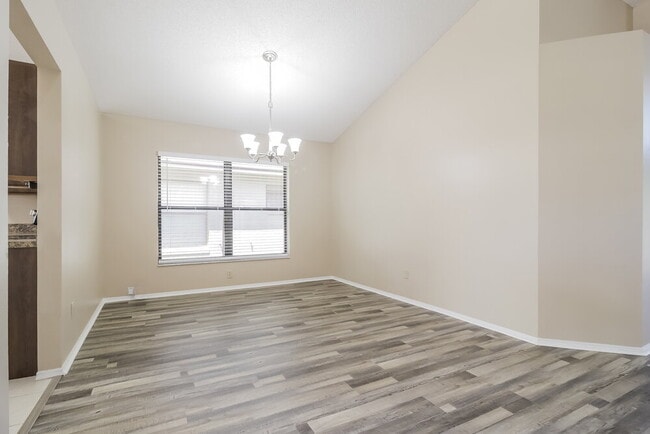 Photo - 164 Lakebreeze Cir