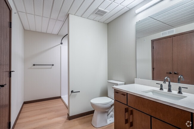 1BR, 1BA - 770SF - Bathroom