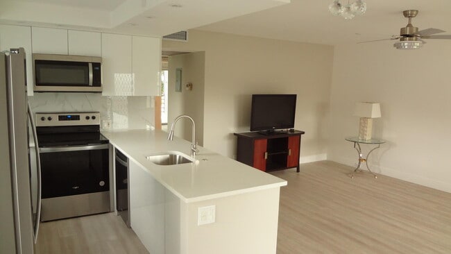 Photo - 271 Fanshaw G