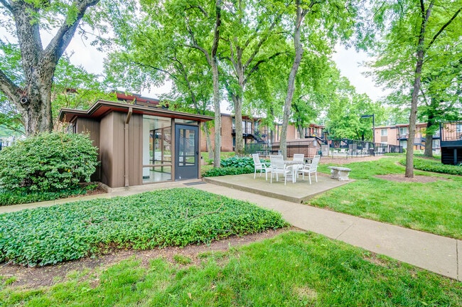 Building Photo - 3600 Hillsboro Pike Unit E 16