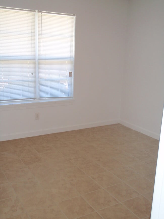 Dormitorio delantero - 560 Snow Hill St Unidad A