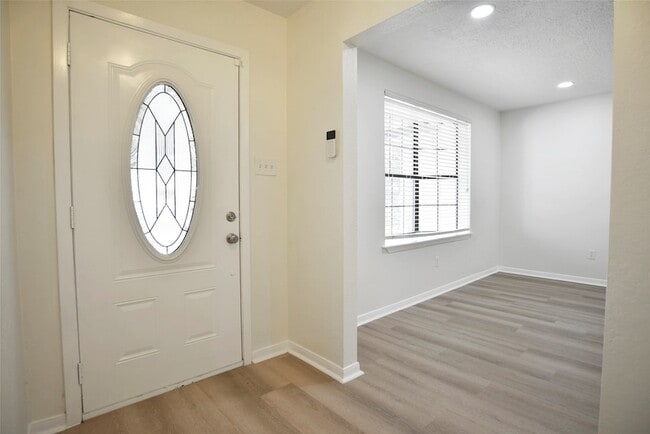 Photo - 536 Castlelake Dr