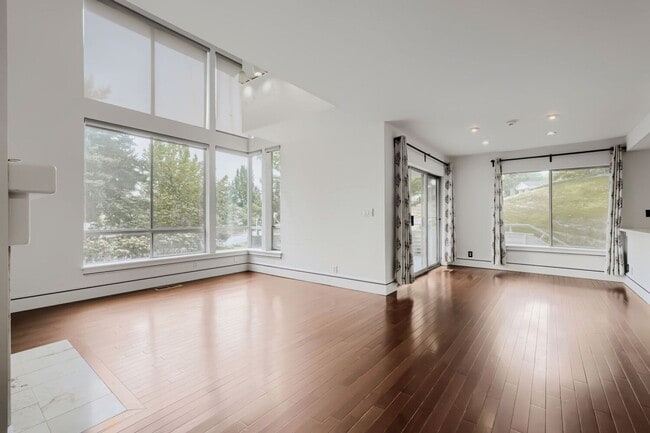 Photo - 3bed/2.5bath Townhome w/ Attached 2-Car Garage in Prime Redmond Location!