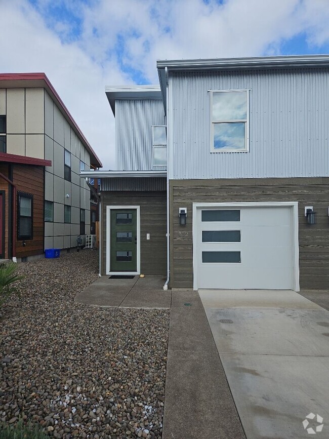Building Photo - Absolutely Stunning 2 Bed, 2 Bath Gem in T... Rental