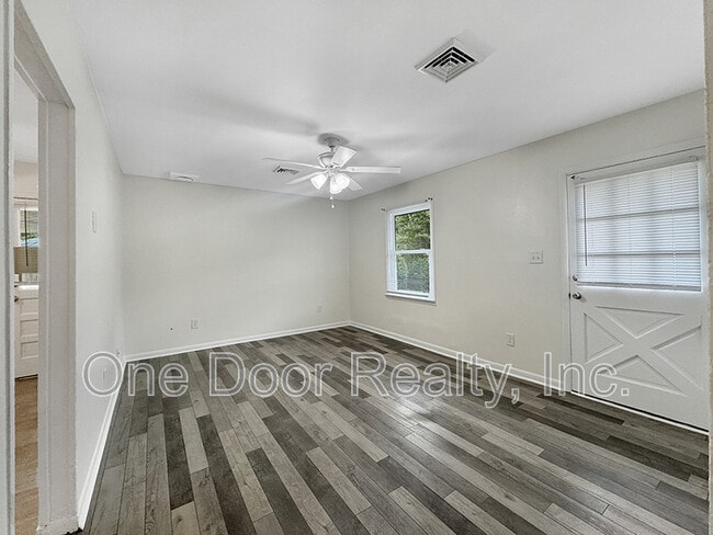 Photo - 105 Walker Dr