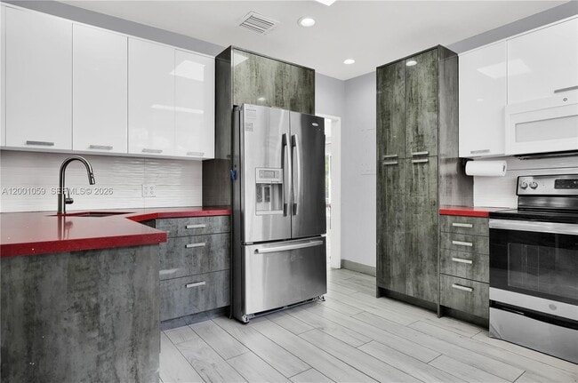 Photo - 820 W 43rd Ct