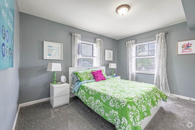 1BR, 1BA - 810SF - Primary Bedroom - Daytona Village Apartments