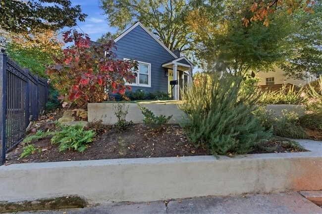 Photo - 693 Glenwood Ave SE