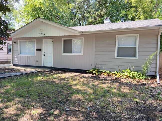Building Photo - Newly Renovated 3 Bedroom Home With Centra...
