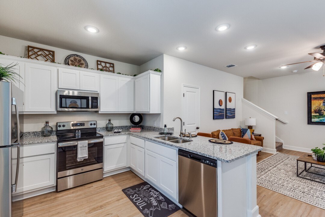 Photo - 13814 Enzo Gate