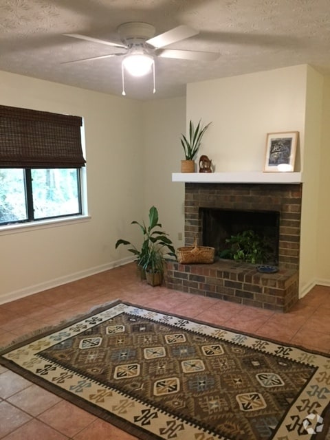 Building Photo - 122 Wellington Ct Unit 122 Wellington Court Rental