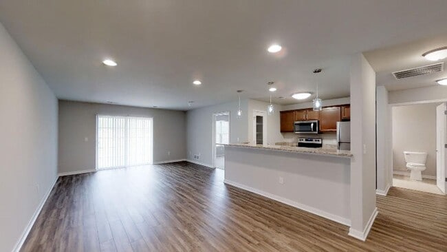 Building Photo - **RENT SPECIAL** - Upper 2 Bedroom 2 Bathroom Apartment is Available Unit 19