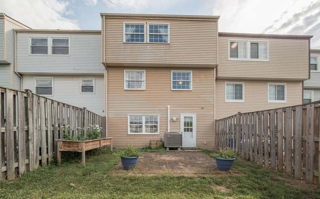 Photo - Well maintained 3 bedroom townhouse in established Frederick community ready early May!
