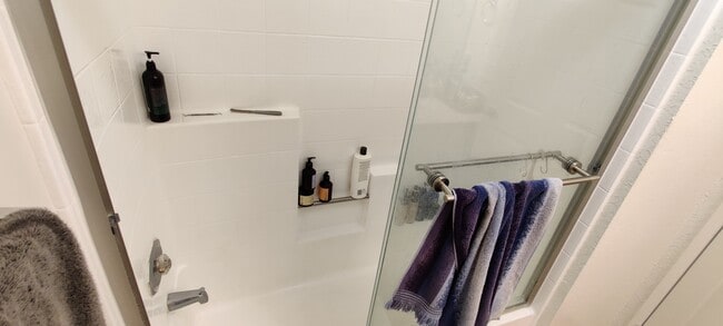 Photo - 1460 N Mansfield Ave Unit 101