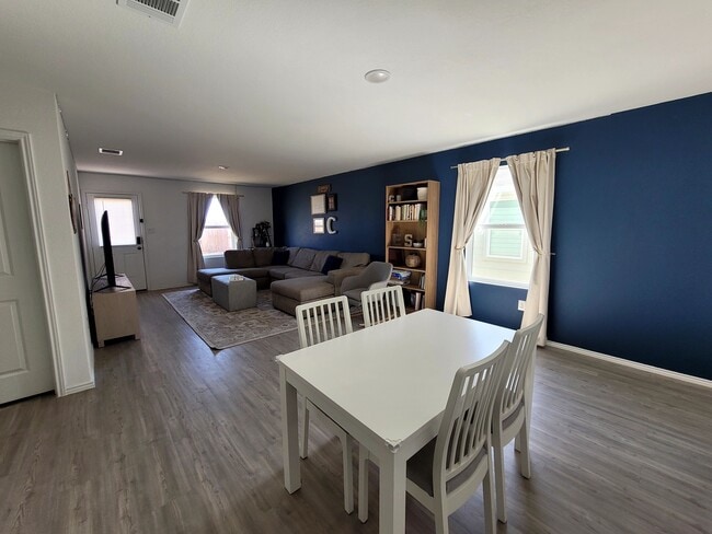 Building Photo - 116 Maverick Cv