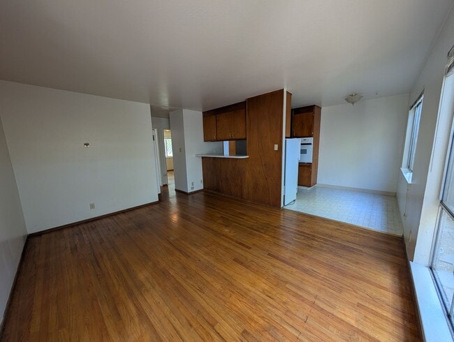 Photo - Spacious 2 Bedroom, apartment, with Hardwood Floors, in quiet area below Sacramento St. Unit 2