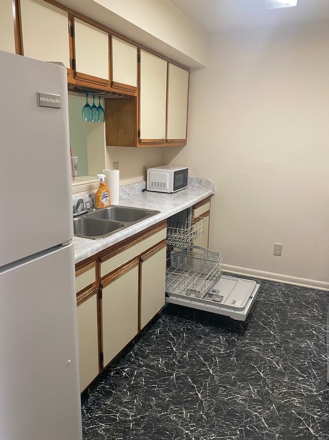 Kitchen - 3880 Staffordshire Ln