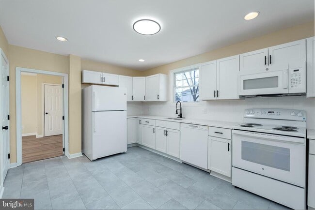 Photo - 344 Nimitz Rd