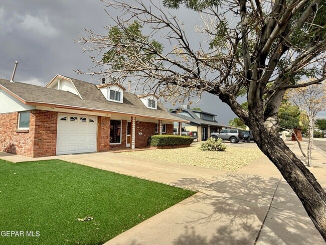 Building Photo - 10125 Chezelle Dr