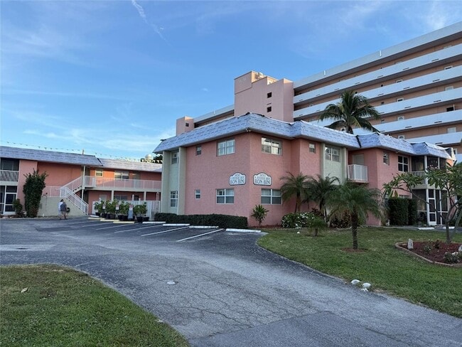 Building Photo - 1450 N Riverside Dr Unit 204 Rental