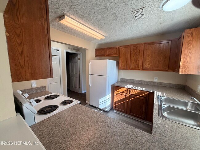 Photo - 747 Broxton St