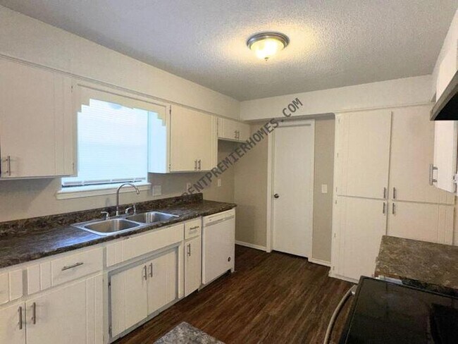 Photo - 3000 SW 129th St
