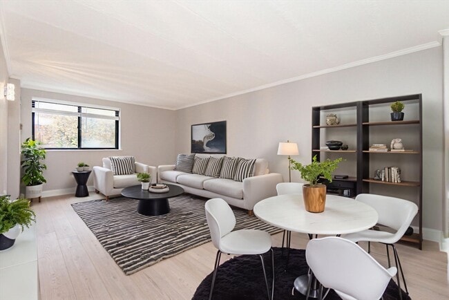 Building Photo - 1933 Commonwealth Ave Unit 108