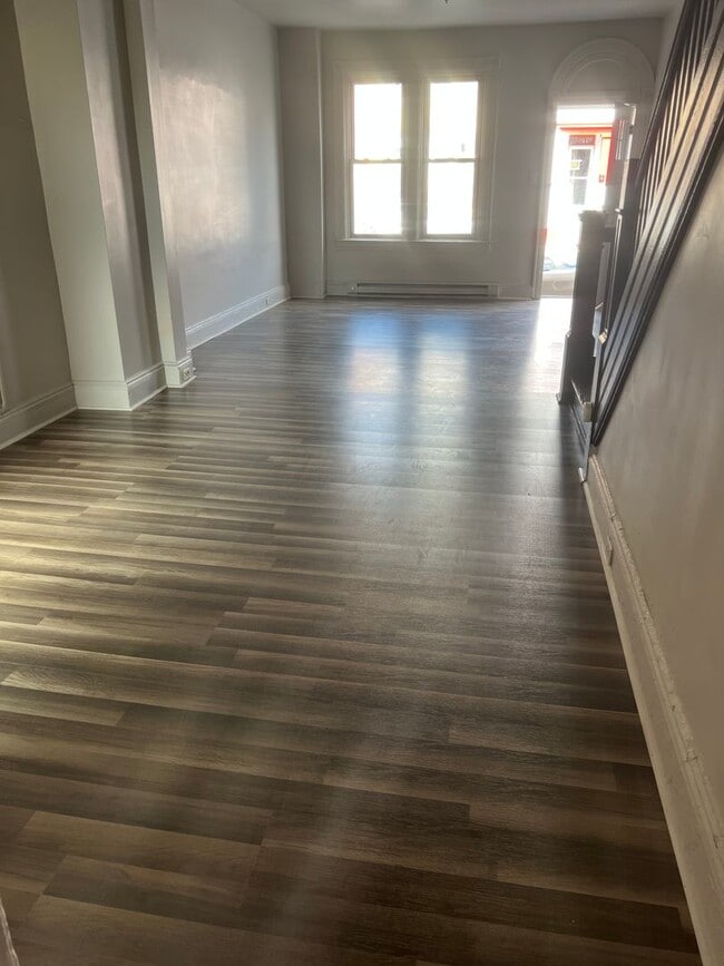 Building Photo - Large 4 bedroom 2 full bath House Lancaste...
