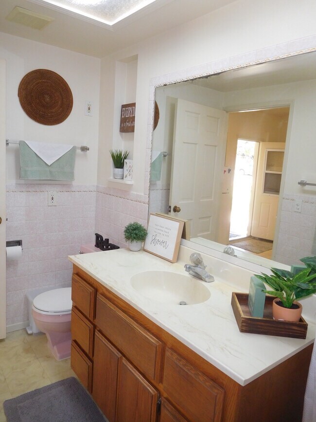 FULL BATH , TUB & SHOWER - 1248 Donald Way Unidad 1