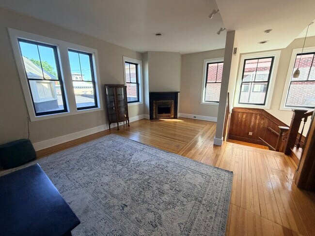Building Photo - 153 Regent St Unit 2
