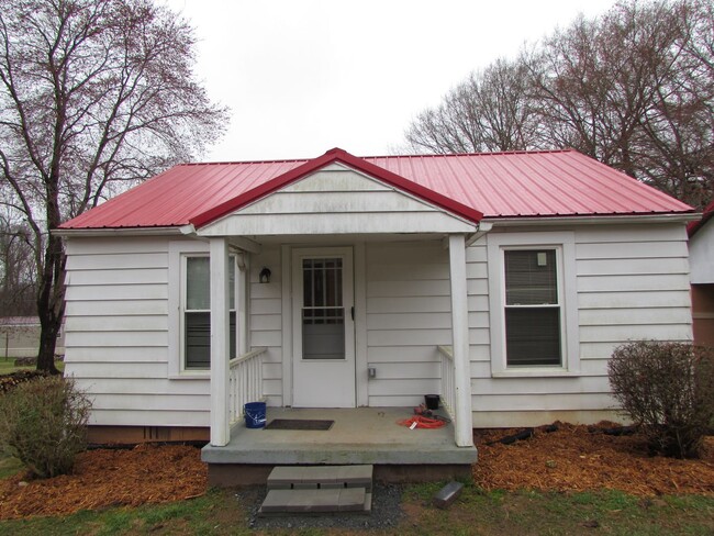 Charming 2 Bed/1 Bath Home - .5 Acre - Upd... - Charming 2 Bed/1 Bath Home - .5 Acre - Upd...