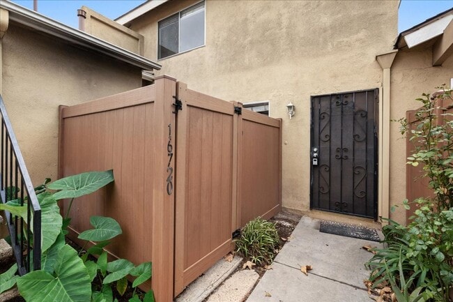 Upgraded 2-Bedroom Townhome with Private G... - Upgraded 2-Bedroom Townhome with Private G...