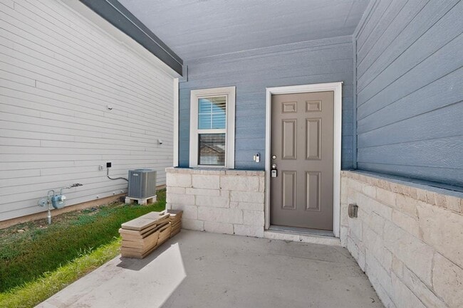 Photo - 225 English Oak St