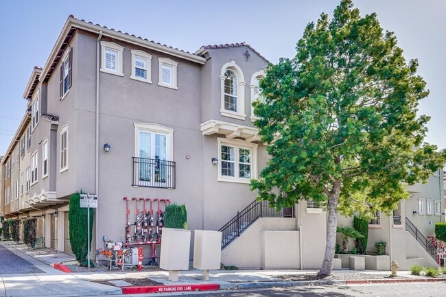 Building Photo - Beautiful 2 Bed 2 Bath End Unit Townhome in Communication Hills!